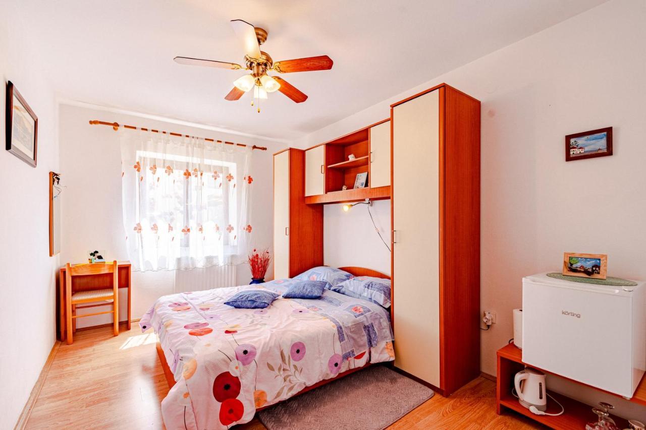 Apartments And Rooms With Parking Space มาลิสตอน ภายนอก รูปภาพ