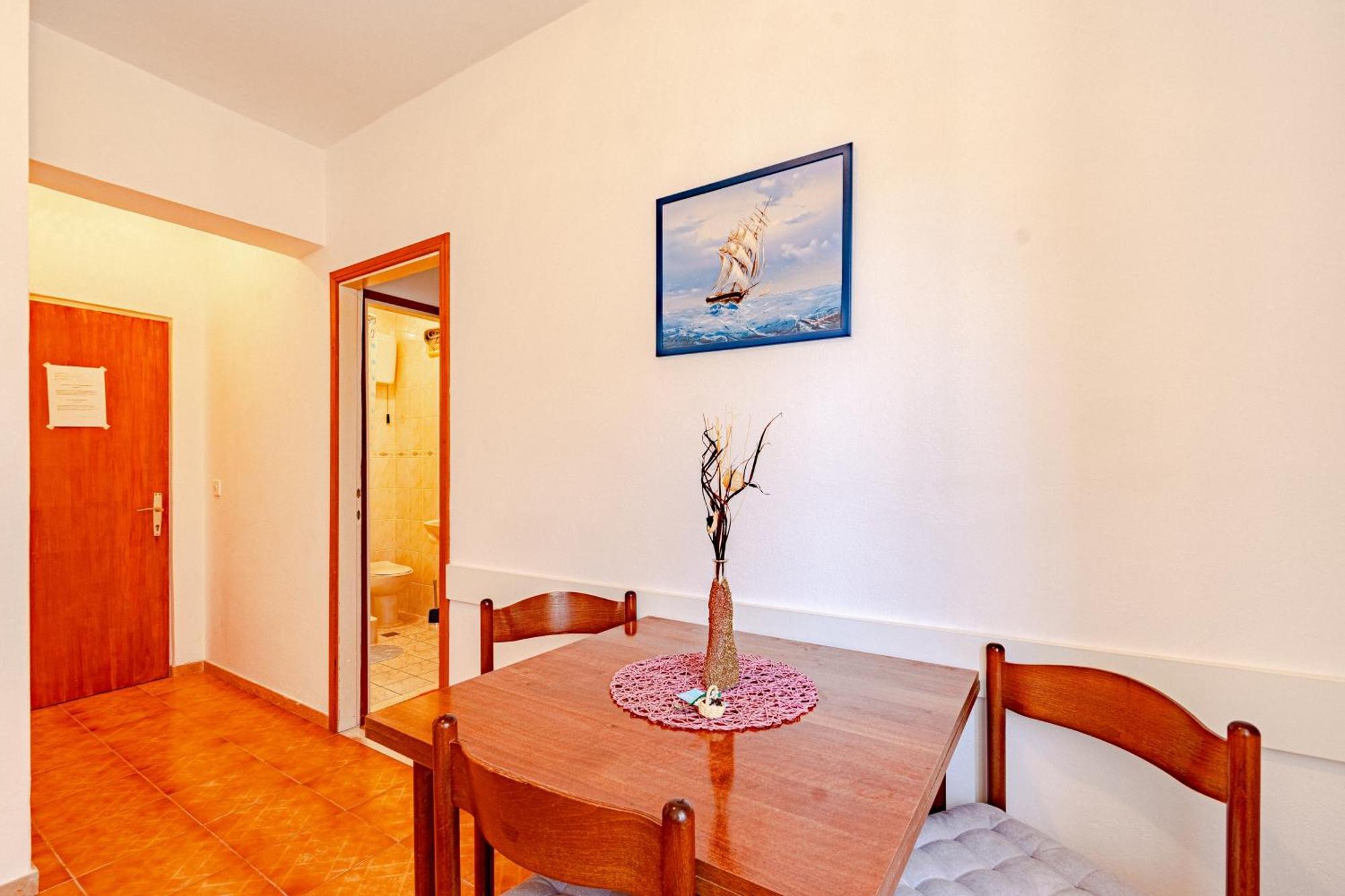 Apartments And Rooms With Parking Space มาลิสตอน ห้อง รูปภาพ